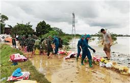 Kho K23 (Cục Kỹ thuật) huy động hơn 50 cán bộ, chiến sĩ tham gia giúp dân khắc phục chống tràn và gia cố đê điều.